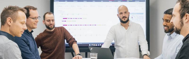 Team bespricht digitales Dokumentenmanagementsystem zur Optimierung von Dokumentenprozessen
