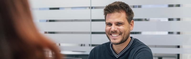 Mitarbeiter der FIVE Informatik AG im modernen Arbeitsumfeld nach Rebranding