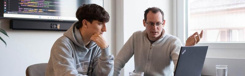 Lernender Informatiker EFZ arbeitet im Team an Softwareprojekten während seiner Ausbildung in der Schweiz