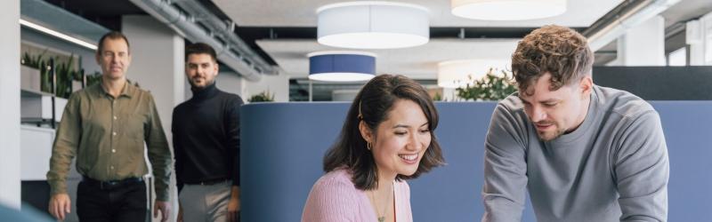 IT-Beratungsteam von FIVE Informatik bei der Zusammenarbeit an effizienten IT-Lösungen für Schweizer KMU