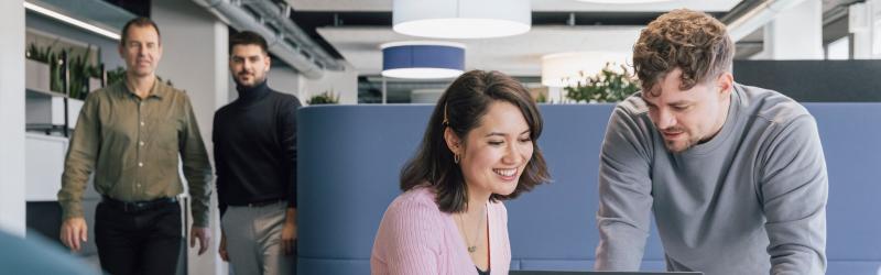 IT-Beratungsteam von FIVE Informatik bei der Zusammenarbeit an effizienten IT-Lösungen für Schweizer KMU