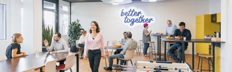 Team FIVE IT-Dienstleisters für Schweizer KMU bei FIVE Informatik im Büro