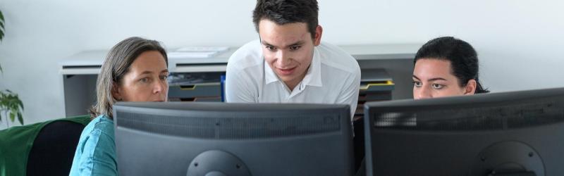 Mitarbeitende der Pensionskasse Stadt Zürich arbeiten am digitalen Posteingang zur effizienten Verarbeitung von Dokumenten