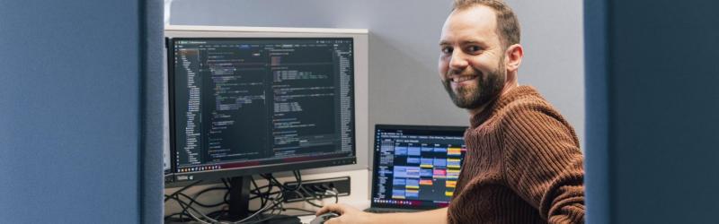 Einblick in IT-Berufe bei FIVE Informatik und Software-Code am Bildschirm