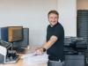 Mitarbeiter digitalisiert Papierdokumente für ein Dokumentenmanagementsystem