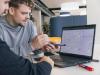 Mitarbeiter analysieren digitale Dokumentenprozesse in einem Dokumentenmanagementsystem