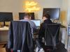 Lernende arbeiten gemeinsam an IT-Aufgaben während ihrer Ausbildung bei Five Informatik