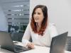Mitarbeiterin bei FIVE Informatik bei der Arbeit am Laptop im Büro