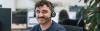 IT-Support-Mitarbeiter mit Headset unterstützt Anwender im Service Desk