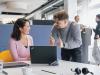 Lernende und Mitarbeitende arbeiten gemeinsam an einem IT-Projekt bei der Five Informatik AG