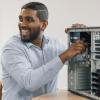 IT-Spezialist bei Arbeiten an der IT-Infrastruktur